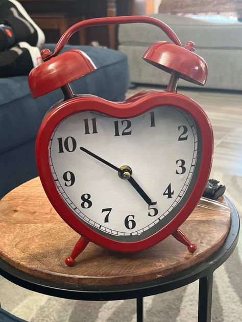 Red Heart Alarm Clock, Bedroom Ideas Red And White, Red Heart Bedroom, Red Bedroom Accents, Red Home Decor Ideas, Red And White Room Decor, Omaha Aesthetic, Red Accents Bedroom, Red Y2k Room