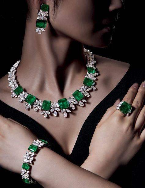 Lot 2170 | A Highly Important Suite of Colombian Emerald and Diamond Jewellery, by Harry Winston | Magnificent Jewels | Poly Auction Hong Kong Green Diamond Jewellery, Green Diamond Necklace, Harry Winston Jewelry, Emerald Jewellery, Magnificent Jewels, Expensive Diamond, Diamond Jewelry Set, Diamond Necklace Designs, High Jewellery