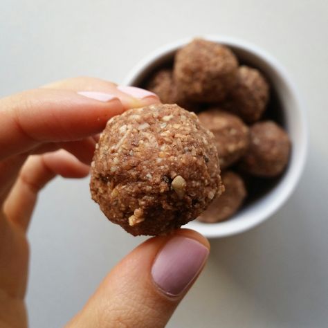 Since i’m looking into starting a low FODMAP diet i made some protein bliss balls free of dates! They’re low FODMAP if you don’t include the raw pea protein powder because i&#8217… Fodmap Energy Balls, Low Fodmap Energy Bites, Fructose Free Snacks, Low Fodmap Energy Balls, Low Fodmap Protein Balls, Low Fructose Recipes, Fructose Free Recipes, Fructose Intolerance, Fod Map