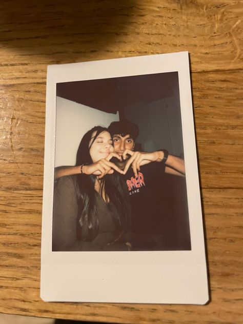 Polaroid Inspired Photos, Poloride Picture Ideas, Polaroid Photos Friends, Couple Poses Polaroid, Poloraid Pics Aesthetic, Cute Poloroid Pictures Ideas Friends, Polaroid Go Pictures, Bf Polaroid Pictures, Bff Polaroid Pictures