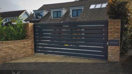 House Entrance Gate, Modern Gates Driveway, Gate Modern, Automatic Gates Driveways, Green Exterior House Colors, Black Gate, Wooden Gates Driveway, Gates And Railings, Modern Gate