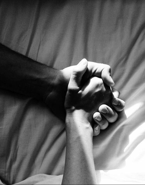 Hand Fotografie, Painting Love Couple, People Holding Hands, Art Love Couple, Black And White Love, New Painting, Photo Couple, Jolie Photo, Couples In Love