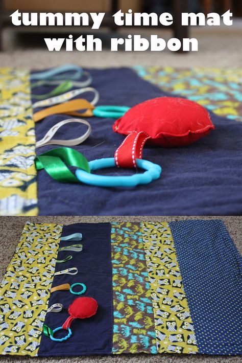 Fisher's Mommy: Tummy Time Mat Tutorials. Use ribbon to attach toys to or to leave like a taggies blanket. Baby Play Mat Diy Sewing Free Pattern, Baby Blanket Ideas, Baby Tummy Time, Taggie Blanket, Mommy Tummy, Boy Crochet, Diy Sy, Diy Baby Blanket, Tummy Time Mat