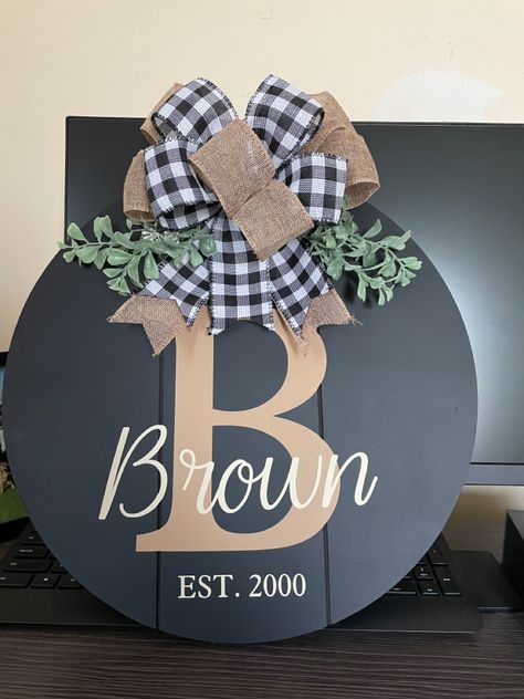 Diy Initial Wreath, Monogram Door Sign, Monogram Wood Sign, Porch Leaners, Create Monogram, Monogram Door Hanger, Round Signs, Door Hangers Diy, Engraving Ideas