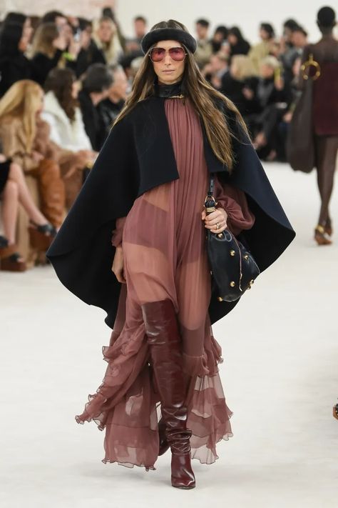 Boho Chic Fall, Fw 2024, Milan Fashion Week Runway, Chloe Fashion, Paris Fashion Week Runway, Nyc Fashion Week, Boho Chique, Fashion Trend Forecast, Show Collection