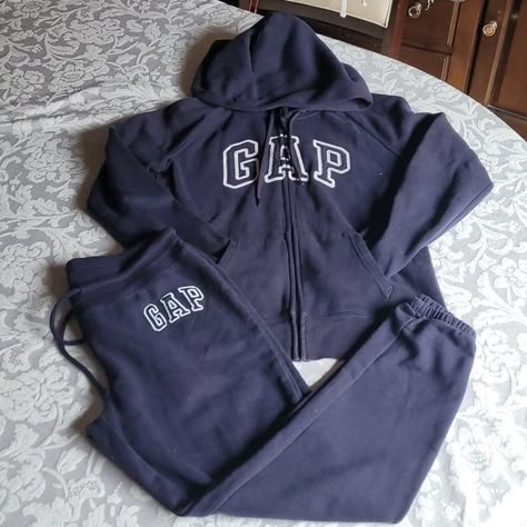 Gap Set Gap Tracksuit Outfit, Gap Sweat Set, Gap Set Outfit, Gap Sweatpants Outfit, Gap Hoodie Outfit Woman, Gap Hoodie Aesthetic, Gap Outfits Women, Gap Tracksuit, Gap Sweater Outfit