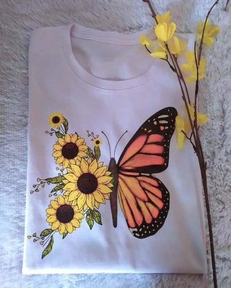 Handpainted T Shirts, Fabric Paint Shirt Ideas Easy Diy, Fabric Colour Painting, Fabric Paint Shirt, Painting Flowers Tutorial, Painted Clothes Diy, Canvas Bag Design, Fabric Painting Techniques, Fabric Painting On Clothes