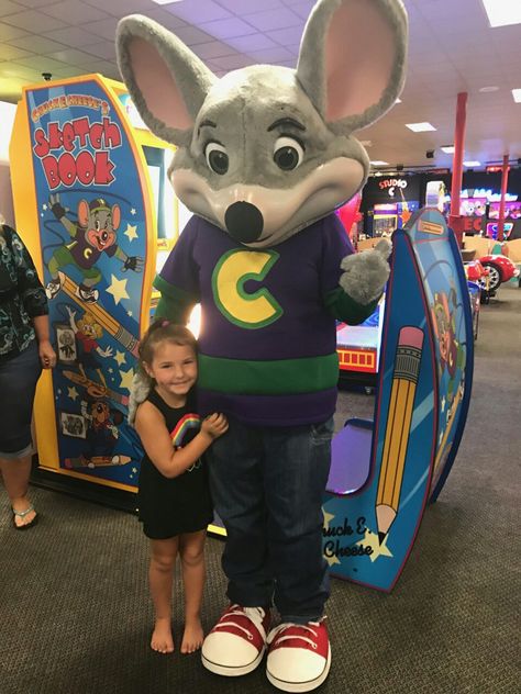 Chucky Cheese Animatronics, Chucky Cheese, Showbiz Pizza, You Scare Me, Fake Wedding, Chuck E Cheese, Arcade Game Room, Childhood Tv Shows, Chuck Berry