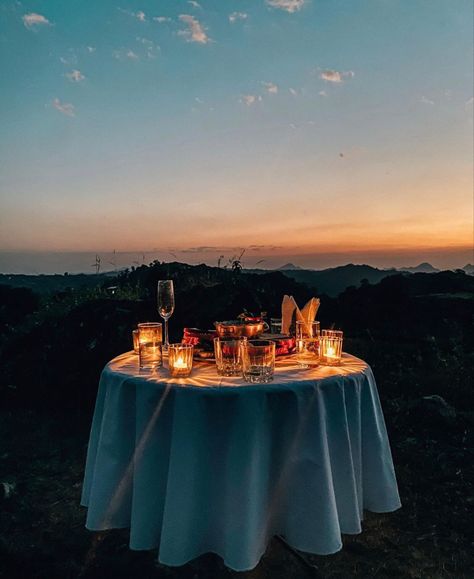 Fancy Date Ideas, Date Setup, Rooftop Dinner, Best Living Room Ideas, Outdoor Dates, Dates Ideas, Emma Heming, Birthday Room, Outdoor Date