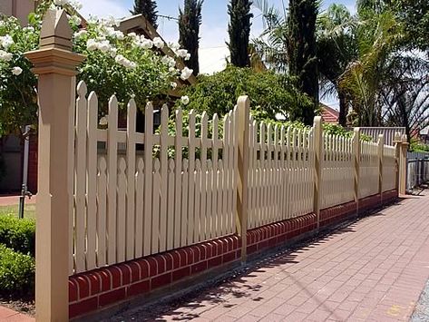 Fence Gallery - Colonial / Early Victorian 1860 - 1900 Colonial Fence Ideas, Victorian Fence, Colonial Fence, Fence Gate Design, Deer Fence, Picket Fences, English Country Cottage, Brick Decor, Pretty Garden