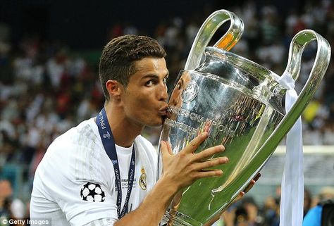 Cristiano Ronaldo kisses the Champions League trophy after scoring the winning penalty in Milan James Rodriguez, Champions League, Cristiano Ronaldo, Real Madrid, Ronaldo, Madrid, Soccer, Football