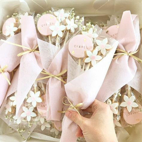 Cake Ideas Fondant, Flower Cookies Bouquet, Mothers Day Cake Ideas, Peggy Porschen Cakes, Cookie Bouquet, Mothers Day Cake, Spring Cookies, Sugar Cookie Designs, Fondant Cookies