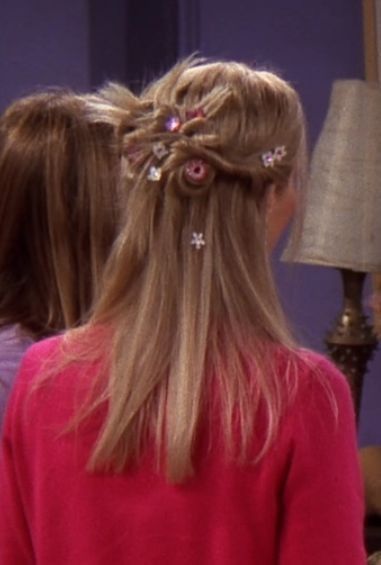 TheOnlineRant — PHOEBE BUFFAY HAIRSYLES ARE ALL A DIFFERENT... 2000s Hairstyles, Vlasové Trendy, Phoebe Buffay, Magic Hair, 90s Hairstyles, Peinados Fáciles Para Cabello Corto, Funky Hairstyles, Long Blonde, Long Blonde Hair