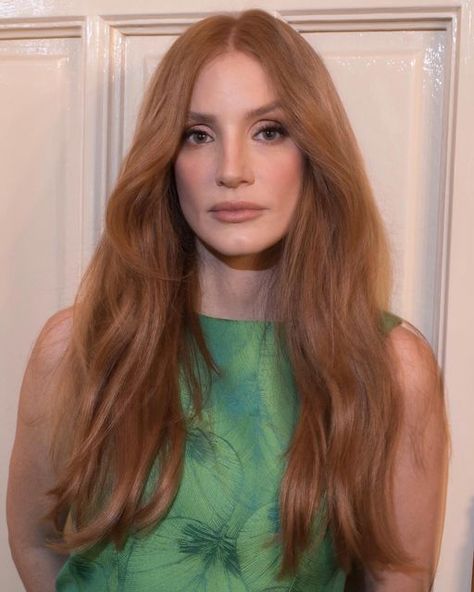 Renato Campora on Instagram: "#jessicachastain last night undone #waves #hairbyrenatocampora @kristoferbuckle @elizabethstewart1" Jessica Chastain Oscar, Undone Waves, Pretty Redhead, Look Formal, Hair Shades, Jessica Chastain, Strawberry Blonde, Redheads, Last Night