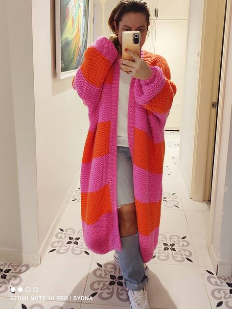 Loose Knit Crochet Cardigan, Long Knit Cardigan Outfit, Colorful Casual Outfits, Crochet Cardigan Pink, Pink And Orange Outfit, Long Crochet Sweater, Oversized Crochet Cardigan, Pink Fall Outfits, Crochet Long Cardigan