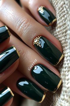 Black Green Gold Nails, Dark Green Nails Designs Gold, Dark Green With Gold Nails, Nail With Gold Accent, Dark Green Pedicure, Nail Art Designs Green, Dark Green Nail Art, Nail Art Vert, Unique Nail Designs