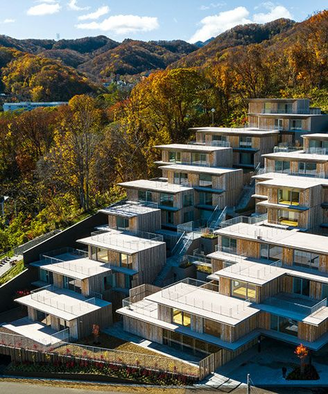 Building On Slope, Kengo Kuma House, Hillside Architecture, Slope Architecture, Kengo Kuma Architecture, Houses On Slopes, Hotel Mountain, Mountain Building, Slope House Design