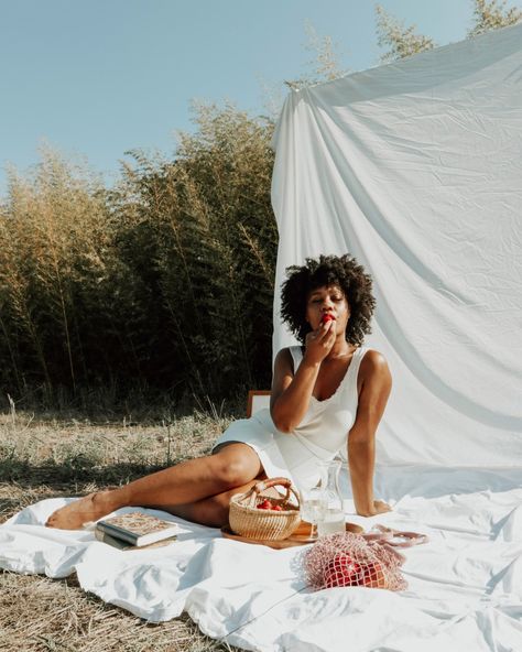 White Sheet Picnic Photoshoot, White Sheet Backdrop Photoshoot Outside, Fruit Basket Photoshoot, Effortless Photoshoot, Outdoor Backdrop Photoshoot, White Sheet Backdrop Photoshoot, Sheets Photoshoot, White Sheet Photoshoot Outside, Backyard Photoshoot Ideas