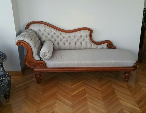 zendesign I interior İstanbul Setti Sofa Design, Kauch Sofa Design, Wooden Couch Design, Diwan Sofa, Classic House Interior Design, Divan Sofa, Antique Couch, Bed Designs With Storage, Wooden Couch