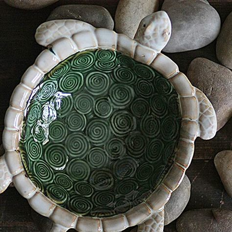 Turtle Ring Holder, Turtle Soap Dish, Cute Handbuilt Pottery, Turtle Pottery Ideas, Turtle Ceramics Ideas, Turtle Pinch Pot, Coil Pot Ideas Ceramics, Simple Pinch Pot Ideas, Useful Ceramic Projects