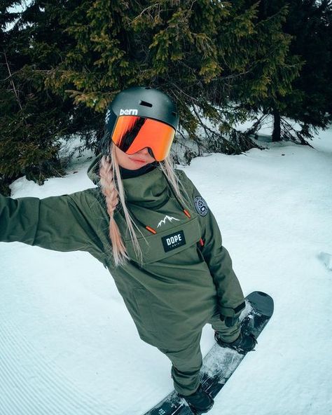 Snow Boarding Gear Woman, Snowboarding In Colorado, Snowboarding Gear Womens, Snowboard Girl Outfit, Snowboard Hair, Dope Snowboard Outfit, Snowboarding Instagram Pictures, Snow Boarding Outfits, Snowboarder Aesthetic