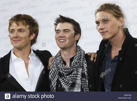 Download this stock image: Charlie Bewley (L), Cameron Bright (C) and Jamie Campbell Bower arrive at a photocall for the film The Twilight Saga: New Moon during the 4th Rome International Film Festival in Rome on October 22, 2009. UPI Photo/David Silpa - W03YX9 from Alamy's library of millions of high resolution stock photos, illustrations and vectors. Charlie Bewley, Volturi Kings, Cameron Bright, Jamie Campbell Bower Twilight, Twilight Saga New Moon, Twilight Cast, Jamie Campbell, Jamie Campbell Bower, The Twilight Saga