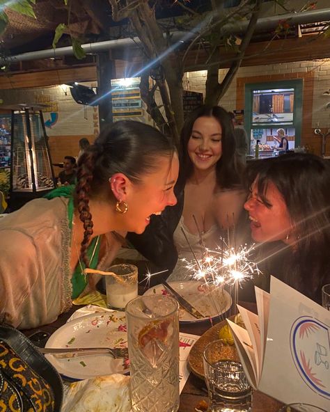 Sparklers Birthday Party, Sweet 17 Aesthetic, Fancy Dinner With Friends Aesthetic, Birthday Dinner Pictures Instagram, Restaurant Birthday Dinner Aesthetic, Extroverted Aesthetic, Birthday With Friends Aesthetic, Fancy Dinner Birthday, Birthday Party Aesthetic Friends