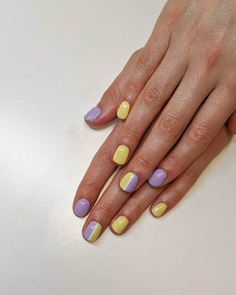 Short Gel Nail Designs Multi Color, Nails Design One Color, Simple Nail Color Combos, Three Tone Nails, Two Color Manicure, Two Tone Manicure, Two Tone Nail Designs Color Combos, Double Color Nails, Two Toned Nails Designs