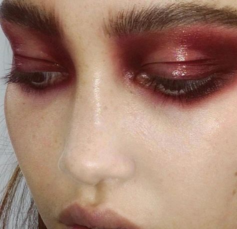 . Editorial Make-up, Berry Makeup, Red Eye Makeup, Glossy Makeup, Smink Inspiration, Runway Makeup, Red Eye, Make Up Looks, Kesha