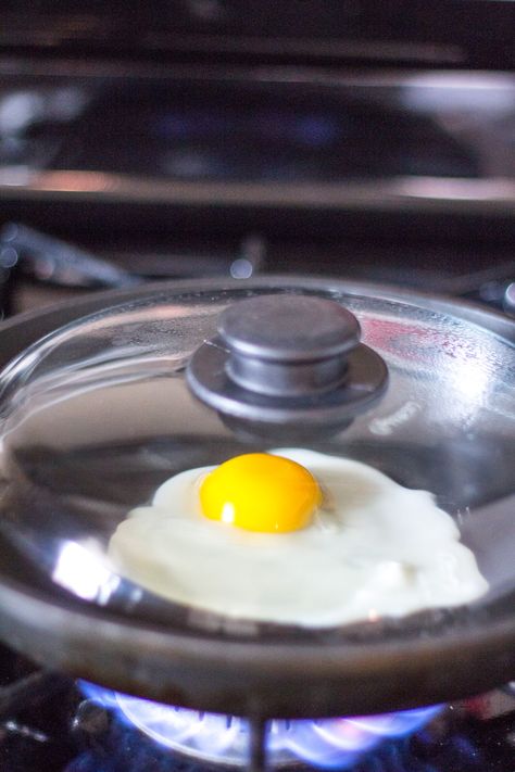 Sunny Side Up Eggs Recipe, Perfect Sunny Side Up Eggs, Easy Poached Eggs, Eggs In Oven, Sunny Side Up Eggs, Homemade Brunch, Sunnyside Up Eggs, Ways To Cook Eggs, Over Easy Eggs