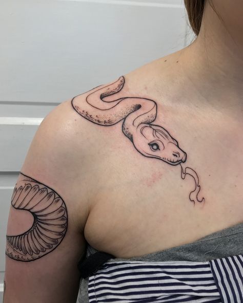 Made a snake friend to perch on Maggie’s shoulder. I LOVE doing placements like this! Snakes Eating Each Other Tattoo, Over The Shoulder Snake Tattoo, Cobra Snake Tattoos For Women, Garder Snake Tattoo, Woman’s Snake Tattoo, Tattoo Placements, Mangas Tattoo, Serpent Tattoo, Tattoo Artist