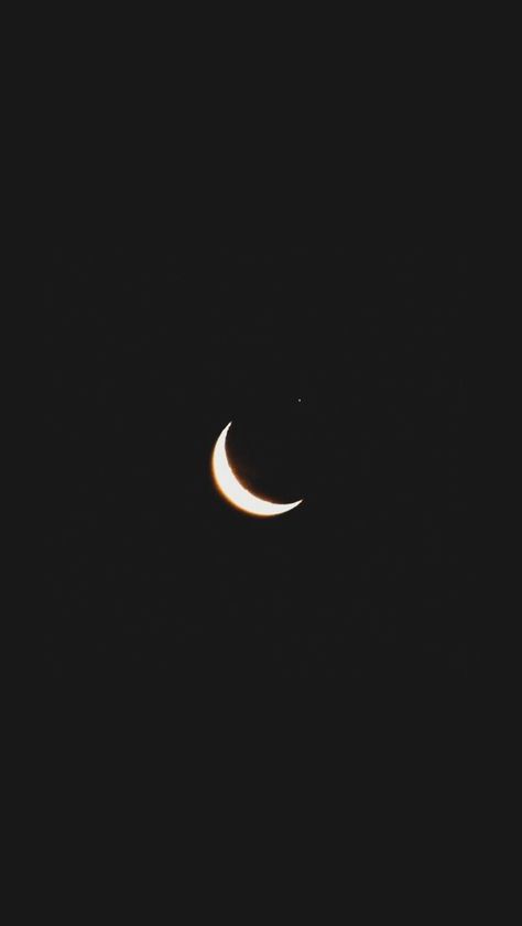 Moon Aesthetic Crescent, Waning Crescent Moon Aesthetic, Waning Crescent Moon Wallpaper, Crescent Moon Photography, Crescent Moon Wallpaper, Crescent Moon Aesthetic, Waning Crescent Moon, Crescent Moon Art, Waning Crescent