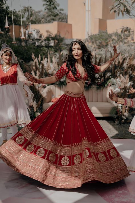 Simple Bridal Lehenga Designs, Minimal Red Lehenga, Beautiful Wedding Lehenga, Minimalist Indian Bride Bridal Lehenga, Minimal Wedding Lehenga, Simple Indian Bridal Lehenga, Red Lehenga Simple Indian Weddings, Bridal Lehenga Minimal, Bride Lehanga Designs Latest