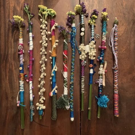 Outdoor Yard Crafts Easy Diy, Nature Wands Diy, Nature Birthday Party Crafts, Crafts With Things From Nature, What To Do With Bamboo Sticks Ideas, Forest School Party Ideas, Wildschooling Ideas, Forest School Party, Spring Birthday Party Ideas For Kids