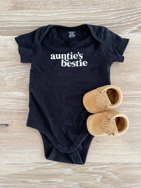 Auntie’s bestie onesie perfect as a baby shower gift or new baby gift from an aunt. Aunt Baby Onesie, Auntie Baby Onesies, Funny Onsie Ideas, Auntie Onesies, Baby Onesie Announcement, Funny Aunt Onesie, Baby Onesie Ideas, Diy Baby Onesies, Neutral Baby Onesies