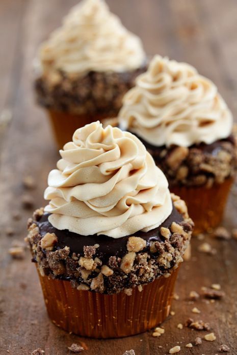 Toffee Crunch Cupcake with Caramel Frosting...now I know how to use those… Toffee Crunch, Cake Brownie, Caramel Frosting, Hash Browns, Think Food, Cupcake Cake, Dessert Cupcakes, Yummy Cupcakes, Food Cakes