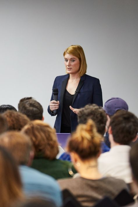 Public Speaker Photoshoot, Business Event Photography, Public Speaking Photography, Seminar Photography, Public Speaker Aesthetic, Conversation Photography, Leadership Photography, Event Photography Ideas, Speaker Photography