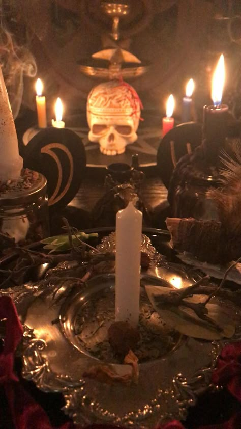 Dark Witch Aesthetic, Dark Souls Artwork, Witch Rituals, Voodoo Spells, Witch Candles, Dark Witch, Witches Altar, Magic Aesthetic, White Magic