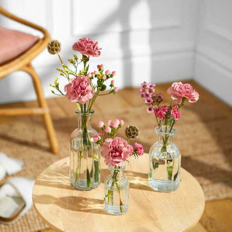 Tiny Vase Flower Arrangements, Small Wild Flower Arrangements, Small Centrepiece Flowers, Flower Arrangements Small Vase, Flower In Small Vase, Bud Vases Flower Arrangements, Different Size Vases For Centerpieces, Small Flower Table Decorations, Centerpieces With Small Vases