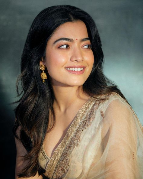 Rashmika Mandanna Saree, Actress Hairstyles, Rashmika Mandanna, Modern Saree, Bollywood Outfits, Red Saree, Photos Hd, Indian Actress Hot Pics, Saree Look