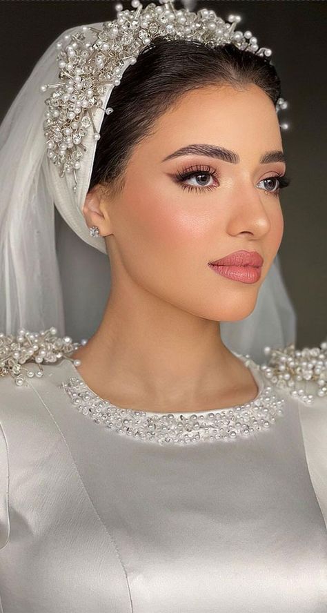 wedding makeup ideas, bridal makeup ideas, bridal makeup looks, bridal makeup looks for blonde hair, soft bridal makeup looks, romantic wedding makeup, bridal makeup looks for green eyes Hijabi Bridal Makeup, Christian Wedding Eye Makeup, Bridal Makeup Christian Wedding, Makeup For White Dress, Middle Eastern Bride Makeup, Bridal Makeup Middle Eastern, Bridal Makeup For Brunettes, Romantic Wedding Makeup, Soft Bridal Makeup