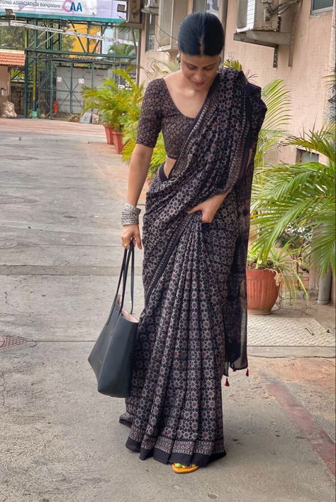 Cotton Saree Look Aesthetic, Cotton Saree For Office Wear, Saree Casual Simple, Saree Casual Style, Cotton Saree Styles, Simple Saree Aesthetic, Casual Saree Outfit, Cotton Saree Designs Casual, Ajrakh Blouse Designs Latest