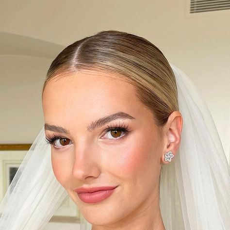 Brides by Kerry on Instagram: "The most beautiful weekend spent in France 🇫🇷 at @chateaustmartin with sensational @alexandrabaron for her wedding weekend 💍  For Alexandra’s look we designed a glowing, sculpted skin paired with subtle peachy pink highlights & delicate, defined lashes.   Using @charlottetilbury @sweedbeauty @makeupbymario @shiseido @omorovicza   Bridal enquiries 💌 info@kerrywhitemakeupartist.com  Hair by @allisondepmuah  Alexandra wears  Rehearsal Dinner @alexandermcqueen  Wedding Day @galialahav  Wedding Planners @whiteedenweddings   #londonmakeupartist #londonmua #makeupartistsworldwide #bridalmakeup #bridalbeauty #bridalinspiration #weddinginspiration" Rehearsal Dinner Makeup, Wedding Makeup Blonde, Pink Wedding Makeup, Natural Wedding Makeup Looks, Spring Wedding Makeup, Bridal Makeup For Blondes, Amazing Wedding Makeup, Pale Skin Makeup, Wedding Glam