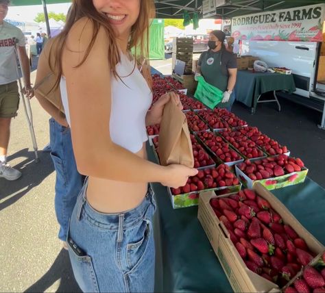 Farmer Market Photoshoot, Farmers Market Friends, Farmers Market Inspo Pics, Market Pictures Ideas, Farmers Market With Friends, Farmers Market Picture Ideas, Farmers Market Instagram Pictures, Farmers Market Photos, Farmers Market Outfit Aesthetic