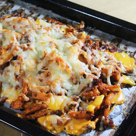 Fries With Cheese, Loaded Sweet Potato Fries, Bacon Cheese Fries, Weekend Snacks, Chocolate Frosting Recipes, Loaded Sweet Potato, Queso Cheddar, Bacon And Cheese, Pistachio Cake