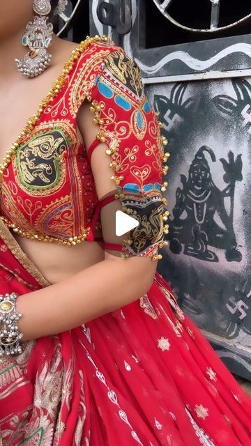 Navratri Choli Designs Blouses, Navratri Choli Designs, Navratri Chaniya Choli Blouse Pattern, Chaniya Choli Blouse Pattern New, Unique Navratri Outfits, Navratri Blouse Designs, Chaniya Choli Designs Navratri, Navratri Design, Garba Dresses