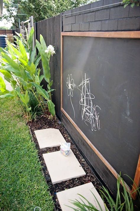 Outdoor Chalkboard, Taman Diy, Backyard Kids Play Area, Jardim Diy, Outdoor Play Areas, Kids Garden, Diy Fence, Easy Backyard, Play Areas