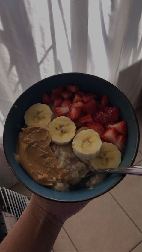 Healthy Meals Pictures, Protein Diet Aesthetic, Diet Breakfast Aesthetic, Oatmeal Recipes Aesthetic, High Protein Snacks Aesthetic, High Protein Foods Aesthetic, Protein Aesthetic Food, Oatmeal Breakfast Aesthetic, Healthy Homecooked Meals