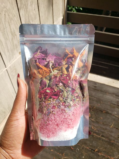 Bath Salts Gift, Sugar Scrub Recipe, Soothing Bath, Diy Body Scrub, Dream Bath, Herbal Recipes, Diy Body Care, A Glass Of Wine, Back Light