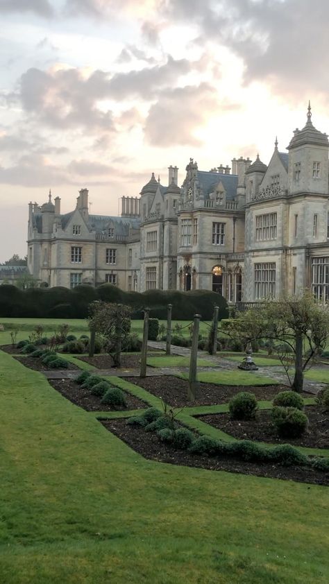 Dream House Countryside, Stoke Rochford Hall, Country Mansion Interior, Beautiful House Aesthetic, Castle House Exterior, Old Rich House, Future House Aesthetic, Old Architecture House, Old Money House Exterior